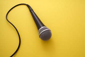 Mikrofon liegt auf gelbem Hintergrund